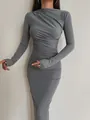 Vue détaillée d'une élégante robe moulante froncée à manches longues d'un bleu-gris chic - Gris