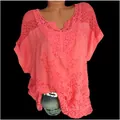 Nahaufnahme der korallenrosa Bluse mit V-Ausschnitt aus Spitze und Stickerei - S / Oberteile / Wassermelonenrot