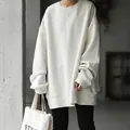 Detailansicht eines cremefarbenen Oversize-Sweatshirts mit Rundhalsausschnitt für Damen - S / Oberteile / Gebrochenes Weiß