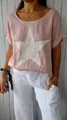 Detail einer rosa Damen-Leinen-T-Shirt mit einem funkelnden Strass-Stern-Muster - Rosa