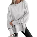 Detalle de primer plano de sudadera oversize gris claro con aberturas laterales y cuello redondo. - S / Tops / Gris