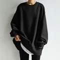 Detailansicht eines schwarzen Oversize-Sweatshirts mit minimalistischer Stoffstruktur. - S / Oberteile / Schwarz