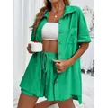 Conjunto informal de dos piezas en verde brillante con camisa holgada y pantalones cortos - Verde