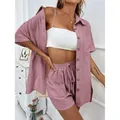 Conjunto casual de dos piezas para mujer con camisa y pantalones cortos rosa palo y top blanco - Rosa