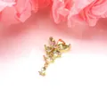 Macro dettagliata di un ciondolo a farfalla placcato oro con zirconi multicolore. - un solo ciondolo, senza catena / Bianco