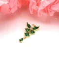 Dettaglio di un ciondolo a farfalla dorato con zirconi verdi brillanti - un solo ciondolo, senza catena / Verde
