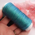 Detaillierte Nahaufnahme von 0,5 mm blau-grünem Wachsfaden mit Goldschimmer für DIY-Schmuck - Bambusgrün