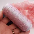 Nahaufnahme der schimmernden Textur des 0,5 mm dicken rosa Flachwachsfadens für DIY. - Pfirsichblüte