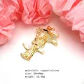 Detailansicht eines großen goldenen Kupferanhängers mit Zirkonbesatz und Porträtmotiv - Anhänger Ohne Kette-Santa Muerte Ikon / Gold