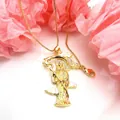 Detailansicht eines großen Sensenmann-Anhängers in Goldoptik mit Zirkonia-Akzenten - Santa Muerte Anhänger Halskette / Gold