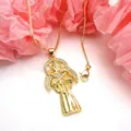 Detailansicht des großen goldenen Santa-Muerte-Anhängers mit funkelnden Zirkonia-Steinen - Gotik Santa Muerte Porträt Anhänger Halskette / Gold