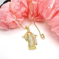 Detailansicht der vergoldeten Santa Muerte Halskette mit funkelnden Zirkonia-Steinen - Religiöses Heiligenporträt Geschnitzter Anhänger Halskette / Gold