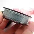Nahaufnahme des 0,85 mm glitzernden Jadegarns zum DIY-Schmuckweben von Armbändern - Ca. 0,8 mm / Wolkiger Rauch (Hellcyan)