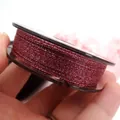 Detaillierte Makroansicht von 0,85 mm burgunderroter Jadeschnur mit edlen Goldflecken - Ca. 0,8 mm / Brick Red Silver (Deep Red Silver)