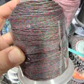 Makroansicht einer 1,2 mm mehrfarbigen Baumwollkordel für die Schmuckherstellung - Nr. 4 Ca. 1,2mm / Rot Grün und Blau Gemischt