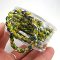 Nahaufnahme einer 5 mm langen, mehrfarbigen Drachenmuster-Flechtschnur mit Goldfaden - Grün Blau Space-Dyed (BZS03) / Ca. 2,0 mm / Nr.02