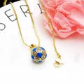 Detailansicht einer goldenen Fußball-Anhänger-Halskette mit blauer Emaille und CZ - Halsketten-Set / Blau