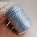 Gros plan d'une bobine de cordon de soie coréenne bleu clair No. 7 pour bijoux DIY - No. 7 (Environ 1.2MM) / Bleu clair