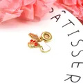 Detailansicht eines goldenen Katzenanhängers mit Zirkonia-Steinen für DIY-Armbänder - Katze und Fischgräte Kombination