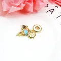 Vergoldeter Charm mit blauem Emaille-Kleid und Muschel-Detail für Bettelarmbänder. - Meerjungfrau und Goldene Muschel