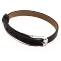 Vue détaillée d'un bracelet en cuir marron de 6 mm avec boucle en argent poli et trous - Boucle Argentée / Brun Foncé