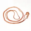 Détail d'un collier chaîne box plaqué or rose avec fermoir mousqueton élégant pour bijoux - 0.8mm / Or rose