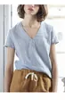 Vue détaillée d'un t-shirt minimaliste en coton et lin bleu clair avec col en V pour femmes - S / Hauts / Bleu clair