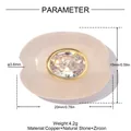 Detaillierte Makroansicht einer ovalen rosa Quarzperle mit Zirkon-Inlay und Maßangaben - Rosenquarz Ovaler Anhänger (YK1135-1) / 2 Stück/Set / Rosa