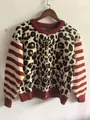 Strickjacke mit Rundhalsausschnitt, Leopardenmuster und Streifenärmeln - S / Oberteile / Rot