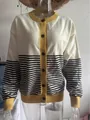 Detailansicht der gestreiften Damenstrickjacke mit Rundhalsausschnitt und gelbem Rand - S / Oberteile / Gelb