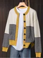 Detailansicht einer gestreiften Damen-Strickjacke mit Knopfleiste im Colour-Block-Design - S / Oberteile / Gelb
