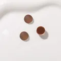 Primo piano di cabochon in resina marrone da 12 mm con finiture opache e lucide - 1 Pezzo/Confezione / Marrone scuro