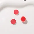 Primo piano di cabochon in resina rossa opaca da 12 mm per orecchini e accessori fai-da-te - 1 Pezzo/Confezione / Rosso Anguria