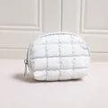 Weiße, glänzende, gesteppte Kosmetiktasche in Halbmondform, 12,5 cm breit, 41 g - Kleine halbrunde Tasche / Weiß