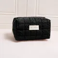 Schwarze glänzende gesteppte Kosmetiktasche mit MiloBliss-Label, 20x12,5x11cm - Kissentasche / Schwarz