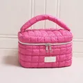 Professionelle glänzende rosafarbene gesteppte Kosmetiktasche mit Griff und Reißverschluss - Zylindertasche / Rosenrosa