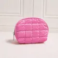 Kompakte rosafarbene glänzende gesteppte halbkreisförmige Kosmetiktasche für Reisen - Kleine halbrunde Tasche / Rosenrosa