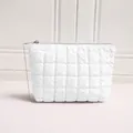 Weiße glänzende gesteppte Kosmetiktasche mit 22x16x6cm Größenangaben und Reißverschluss - Kleine Sechseckige Tasche / Weiß