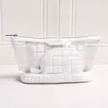 Glänzendes weißes gestepptes 3-teiliges Kosmetiktaschen-Set mit transparentem Organizer - Dreiteiliges Set / Weiß