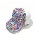 Dettaglio ravvicinato di un cappellino da baseball bianco con perle e strass colorati - Adulto, Circonferenza del cappello 58cm regolabile / Bianco