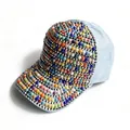 Vista dettagliata del berretto da baseball con perle colorate e strass su tessuto denim - Adulto, Circonferenza del cappello 58cm regolabile / Blu
