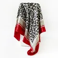 Eleganter 90 cm Satin-Quadratschal mit Leopardenmuster und rotem Randakzenten. - Quadratischer Schal mit Leopardenmuster (D9448) / 90x90cm / Rot