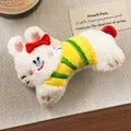Schattige witte pluche konijnen haarspeld met rode strik en geel gestreept shirt accessoire. - Gestreepte Konijn Pop - Haarclip