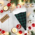 Portacubiertos navideño de cuadros verdes y negros con borde de felpa blanca - Estilo de Cuadros Verdes y Negros (H-JT259)