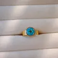 Makroansicht eines goldfarbenen Edelstahlrings mit einer echten blauen Vergissmeinnicht-Blüte - Goldene Basis blauer Trockenblumen Stil(5)