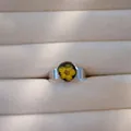 Makrodetail eines silbernen Edelstahlrings mit einer gelben Trockenblume in Harz - Silberne Basis gelber Trockenblumen Stil(6)