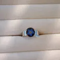Nahaufnahme einer echten blauen vergissmeinnicht Trockenblume in einem Edelstahlring - Silberne Basis blauer Trockenblumen Stil(7)
