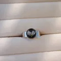 Detailansicht eines Edelstahlrings mit echter weißer Trockenblume in Harz-Cabochon - Silberne Basis weißer Trockenblumen Stil(8)