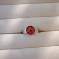 Detailansicht eines minimalistischen Edelstahlrings mit einer echten roten Trockenblume - Silberne Basis roter Trockenblumen Stil(9)
