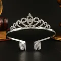 Diadème de mariée argenté élégant avec cristaux brillants et peignes latéraux de maintien. - Modèle C / Argent